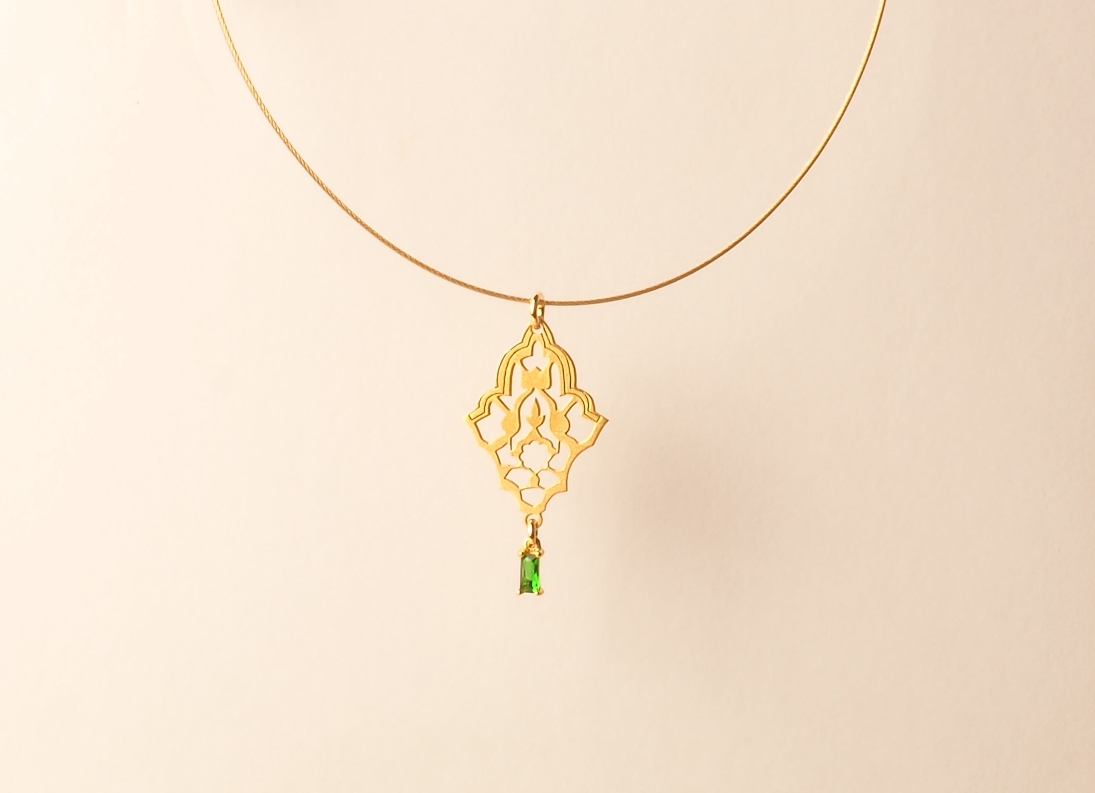 Colgante de plata chapada en oro y circonita esmeralda inspirados en el sebka de la arquitectura nazarí de la alhambra de granada y almohade de sevilla. Auténtica oyería artesanal de Granada