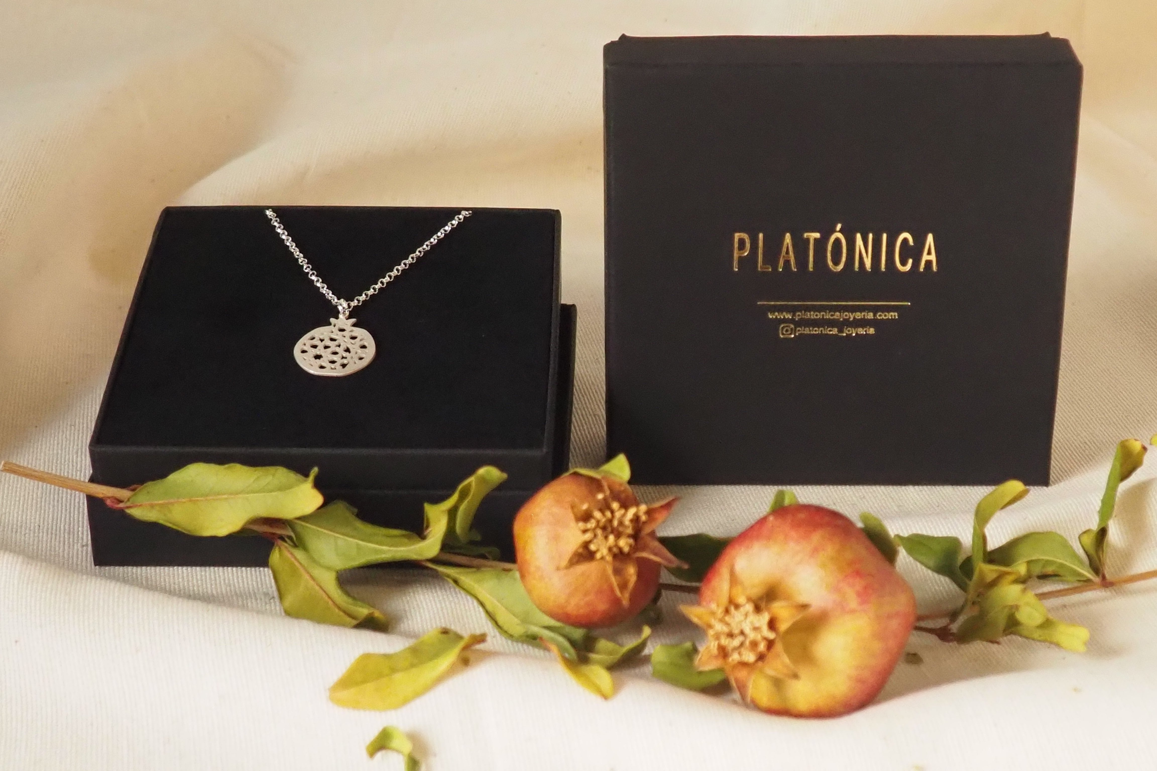 colgante cadena plata de ley simbolo fruta granada y geometrías alhambra autentica artesanía granada andalucía platonica joyeria 