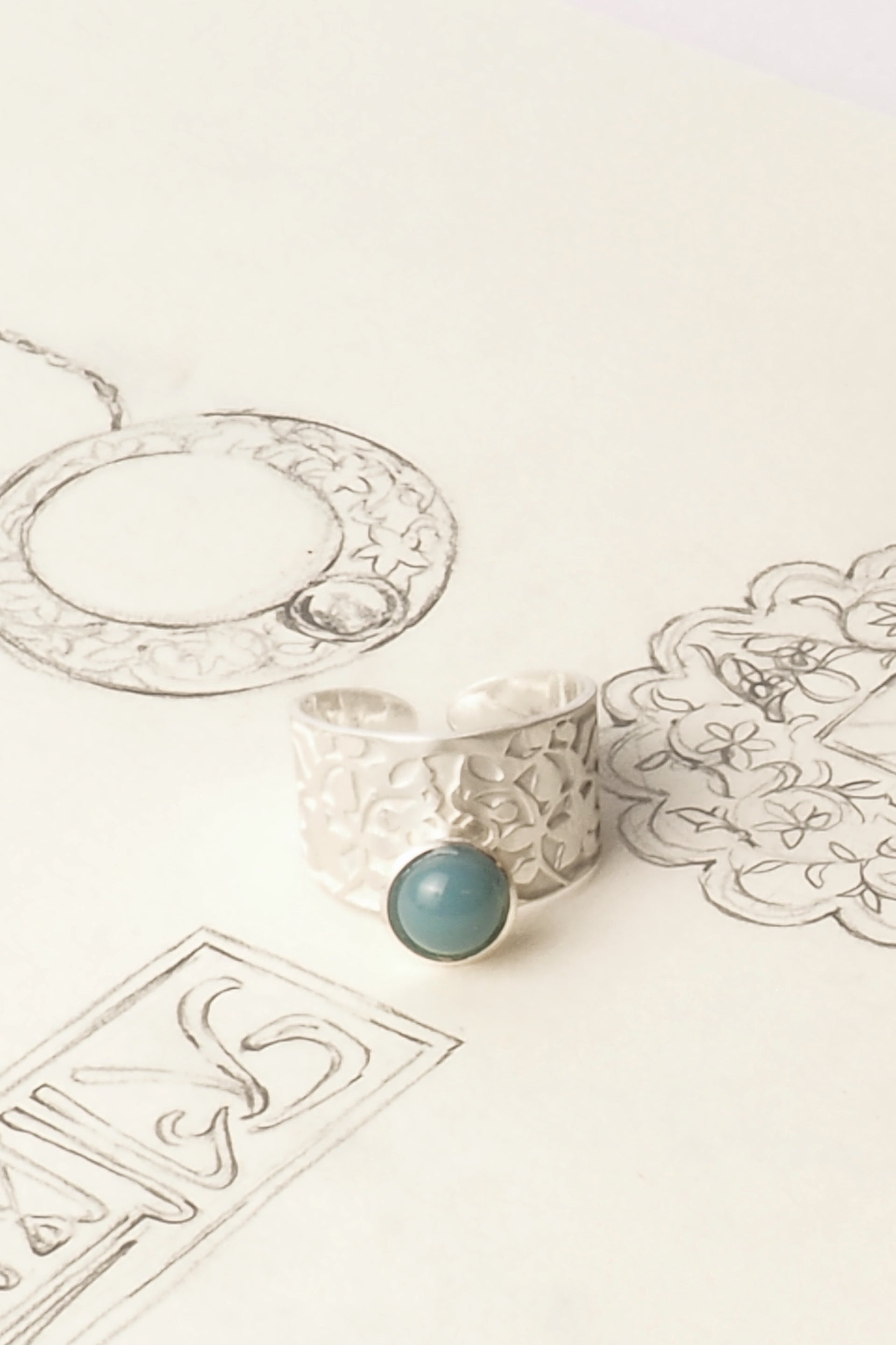 sortija alhambra artesania tipica granada espana plata esterlina detalle grabado palacios nazaries