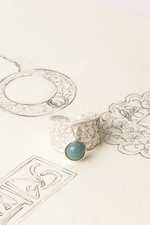 sortija alhambra artesania tipica granada espana plata esterlina detalle grabado palacios nazaries
