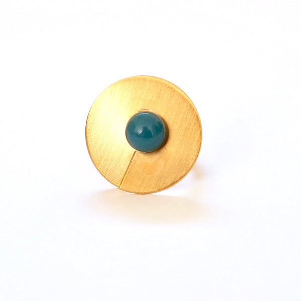 Blue open disc adjustable ring from the PIB collection by PLATÓNICA. Gold plated silver and glass. Minimalist jewelry. Contemporary jewelry. Author jewelry. Made in Granada, Andalusia, Spain. Jewelry workshop in the Albaicín. Crafts. Hand-made jewelry. Jewels made of Andalusia. Geometry. Modern and sophisticated style.