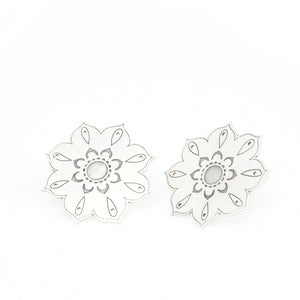 XXL flower through earrings. Oriental collection by PLATÓNICA. Sterling silver, 925 silver. Exotic-inspired earrings, pendants and rings. Bohochic, exotic and minimalist style. Jewelry handcrafted in our Albaicín workshop. Granada crafts. Jewelry with mandalas. Andalusian jewels. Jewelry made in Spain.
