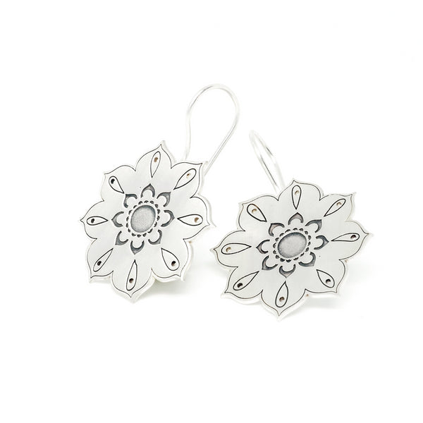 Flower hook earrings Oriental collection of PLATÓNICA. Sterling silver, 925 silver. Exotic-inspired earrings, pendants and rings. Bohochic, exotic and minimalist style. Jewelry handcrafted in our Albaicín workshop. Granada crafts. Jewelry with mandalas. Andalusian jewels. Jewelry made in Spain.