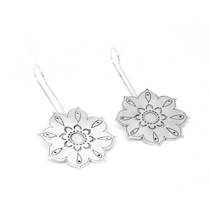 Long flower hook earring from the oriental Collection of PLATÓNICA. Sterling silver, 925 silver. Exotic-inspired earrings, pendants and rings. Bohochic, exotic and minimalist style. Jewelry handcrafted in our Albaicín workshop. Granada crafts. Jewelry with mandalas. Andalusian jewels. Jewelry made in Spain.