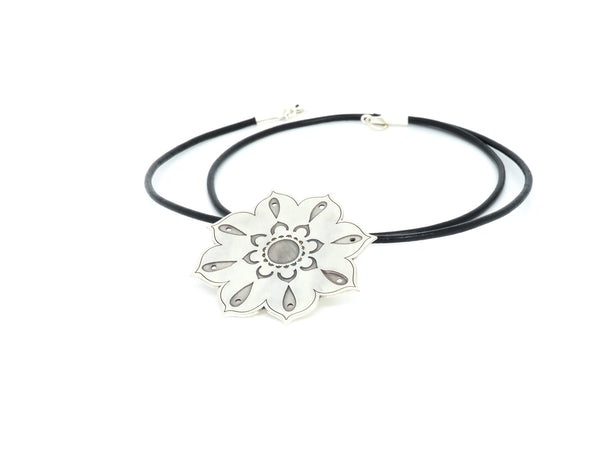 Flower pendant from the oriental Collection of PLATÓNICA. Sterling silver, 925 silver. Exotic-inspired earrings, pendants and rings. Bohochic, exotic and minimalist style. Jewelry handcrafted in our Albaicín workshop. Granada crafts. Jewelry with mandalas. Andalusian jewels. Jewelry made in Spain.
