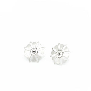 Petals through earrings from the oriental Collection of PLATÓNICA. Sterling silver, 925 silver. Exotic-inspired earrings, pendants and rings. Bohochic, exotic and minimalist style. Jewels made by hand in our workshop in Albaicín. Granada crafts. Jewelry with mandalas. Andalusian jewels. Jewelry made in Spain.