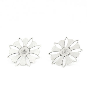 Xxl petals through earrings Oriental collection of PLATÓNICA. Sterling silver, 925 silver. Exotic-inspired earrings, pendants and rings. Bohochic, exotic and minimalist style. Jewelry handcrafted in our Albaicín workshop. Granada crafts. Jewelry with mandalas. Andalusian jewels. Jewelry made in Spain.