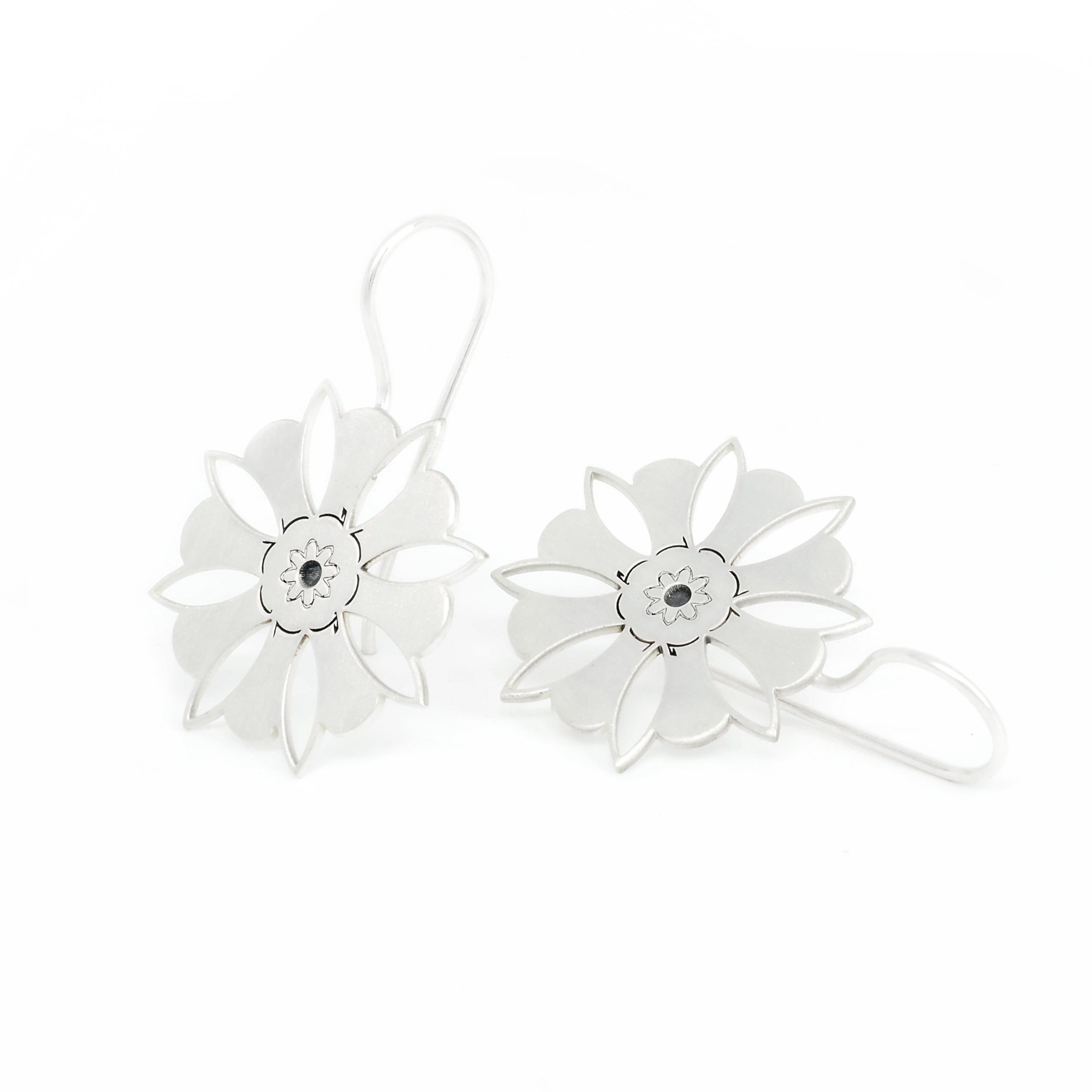 Pendientes gancho pétalos Colección oriental de PLATÓNICA. Plata de ley, plata 925. Pendientes, colgantes y anillos de inspiración exótica. Estilo bohochic, exótico y minimalista. Joyas fabricadas de forma artesanal en nuestro taller del Albaicín. Artesanía de Granada. Joyería con mandalas. Joyas andaluzas.  Joyería fabricada en España. 
