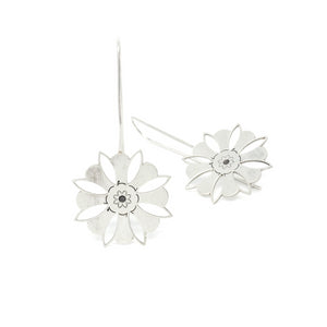 Long hook earrings with petals Oriental collection by PLATÓNICA. Sterling silver, 925 silver. Exotic-inspired earrings, pendants and rings. Bohochic, exotic and minimalist style. Jewels made by hand in our workshop in Albaicín. Granada crafts. Jewelry with mandalas. Andalusian jewels. Jewelry made in Spain.