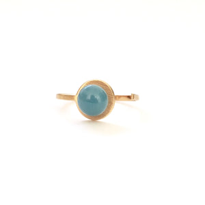 Small Blue Blue Button Adjustable Ring from the PIB collection by PLATÓNICA. Gold plated silver and glass. Minimalist jewelry. Contemporary jewelry. Author jewelry. Made in Granada, Andalusia, Spain. Jewelry workshop in the Albaicín. Crafts. Hand-made jewelry. Jewels made from Andalusia. Geometry. Modern and sophisticated style.