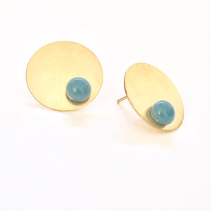 Blue disc earrings from the PIB collection by PLATÓNICA. Gold plated silver and glass. Minimalist jewelry. Contemporary jewelry. Author jewelry. Made in Granada, Andalusia, Spain. Jewelry workshop in the Albaicín. Crafts. Hand-made jewelry. Jewels made from Andalusia. Geometry. Modern and sophisticated style.
