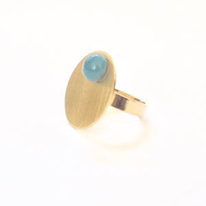 Blue Disc Adjustable Ring from the PIB collection by PLATÓNICA. Gold plated silver and glass. Minimalist jewelry. Contemporary jewelry. Author jewelry. Made in Granada, Andalusia, Spain. Jewelry workshop in the Albaicín. Crafts. Hand-made jewelry. Jewels made from Andalusia. Geometry. Modern and sophisticated style.