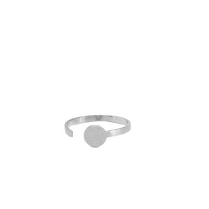 SILVER CIRCLE RING from the "Minimal PLata" collection by PLATÓNICA. Ethical and sustainable jewelry, responsible with the environment.