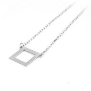 SQUARE DRAWN SILVER PENDANT. PLATONICA. MINIMAL COLLECTION. CONTEMPORARY JEWELRY. MINIMALIST JEWELRY. AUTHOR JEWELRY. MADE IN GRANADA. MADE IN ANDALUSIA. MADE IN SPAIN. CRAFTS. HAND-MADE JEWELRY