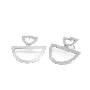HALF CIRCLE DRAWN TRIS TRAS SILVER EARRINGS. PLATONICA. MINIMAL COLLECTION. CONTEMPORARY JEWELRY. MINIMALIST JEWELRY. AUTHOR JEWELRY. MADE IN GRANADA. MADE IN ANDALUSIA. MADE IN SPAIN. CRAFTS. HAND-MADE JEWELRY