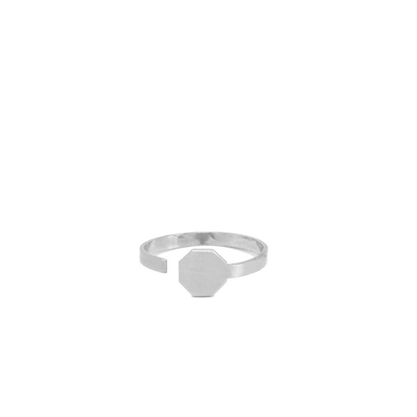 SILVER OCTOGON RING from the "MInimal" SILVER collection by PLATÓNICA. The material is sterling silver. Modern and perfect for an elegant look.