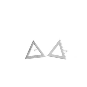 SILVER DRAWN TRIANGLE EARRING. PLATONICA. MINIMAL COLLECTION. CONTEMPORARY JEWELRY. MINIMALIST JEWELRY. AUTHOR JEWELRY. MADE IN GRANADA. MADE IN ANDALUSIA. MADE IN SPAIN. CRAFTS. HAND-MADE JEWELRY