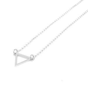 SILVER DRAWN TRIANGLE PENDANT. PLATONICA. MINIMAL COLLECTION. CONTEMPORARY JEWELRY. MINIMALIST JEWELRY. AUTHOR'S JEWELRY. MADE IN GRANADA. MADE IN ANDALUSIA. MADE IN SPAIN. CRAFTS. HAND-MADE JEWELRY