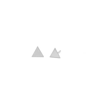 SILVER TRIANGLE EARRINGS. PLATONICA. MINIMAL COLLECTION. CONTEMPORARY JEWELRY. MINIMALIST JEWELRY. AUTHOR JEWELRY. MADE IN GRANADA. MADE IN ANDALUSIA. MADE IN SPAIN. CRAFTS. HAND-MADE JEWELRY
