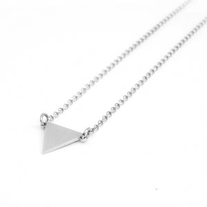 SILVER TRIANGLE PENDANT. PLATONICA. MINIMAL COLLECTION. CONTEMPORARY JEWELRY. MINIMALIST JEWELRY. AUTHOR JEWELRY. MADE IN GRANADA. MADE IN ANDALUSIA. MADE IN SPAIN. CRAFTS. HAND-MADE JEWELRY