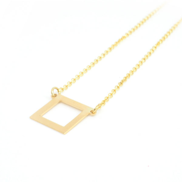 Openwork square pendant from the Minimal collection by PLATÓNICA. Gold plated silver. Minimalist jewelry. Contemporary jewelry. Author jewelry. Made in Granada, Andalusia, Spain. Jewelry workshop in the Albaicín. Crafts. Hand-made jewelry. Jewels made of Andalusia. Geometry. Simple and elegant style.
