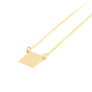 Square pendant from PLATÓNICA's Minimal collection. Gold plated silver. Minimalist jewelry. Contemporary jewelry. Author jewelry. Made in Granada, Andalusia, Spain. Jewelry workshop in the Albaicín. Crafts. Hand-made jewelry. Jewels made of Andalusia. Geometry. Simple and elegant style.