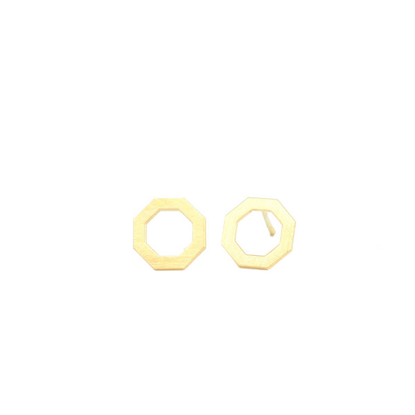 Openwork octagon earrings from the Minimal collection by PLATÓNICA. Gold plated silver. Minimalist jewelry. Contemporary jewelry. Author jewelry. Made in Granada, Andalusia, Spain. Jewelry workshop in the Albaicín. Crafts. Hand-made jewelry. Jewels made from Andalusia. Geometry. Simple and elegant style.