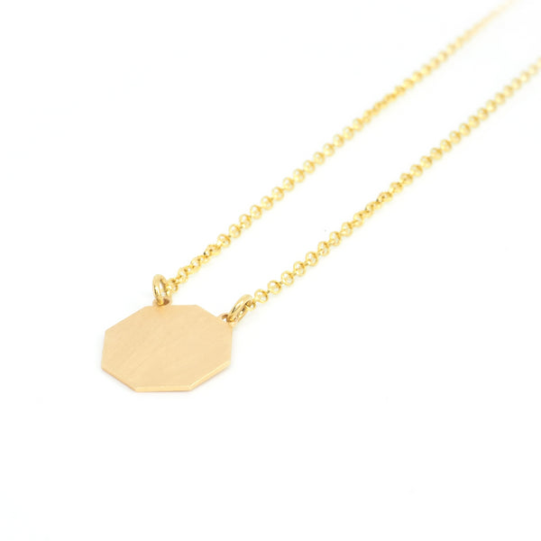 Octagon pendant from the Minimal collection by PLATÓNICA. Gold plated silver. Minimalist jewelry. Contemporary jewelry. Author jewelry. Made in Granada, Andalusia, Spain. Jewelry workshop in the Albaicín. Crafts. Hand-made jewelry. Jewels made from Andalusia. Geometry. Simple and elegant style.