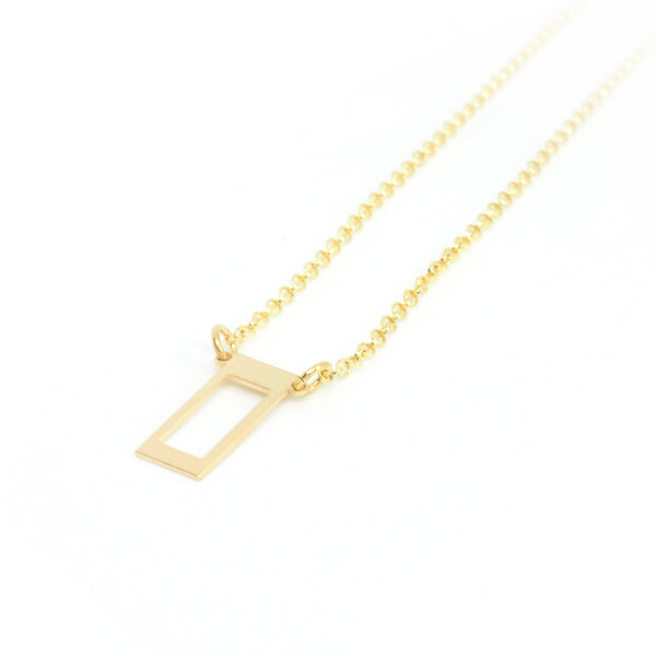 Openwork rectangle pendant from the Minimal collection by PLATÓNICA. Gold plated silver. Minimalist jewelry. Contemporary jewelry. Author jewelry. Made in Granada, Andalusia, Spain. Jewelry workshop in the Albaicín. Crafts. Hand-made jewelry. Jewels made of Andalusia. Geometry. Simple and elegant style.