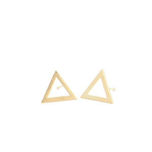 Triangle earrings from the Minimal collection by PLATÓNICA. Gold plated silver. Minimalist jewelry. Contemporary jewelry. Author jewelry. Made in Granada, Andalusia, Spain. Jewelry workshop in the Albaicín. Crafts. Hand-made jewelry. Jewels made from Andalusia. Geometry. Simple and elegant style.