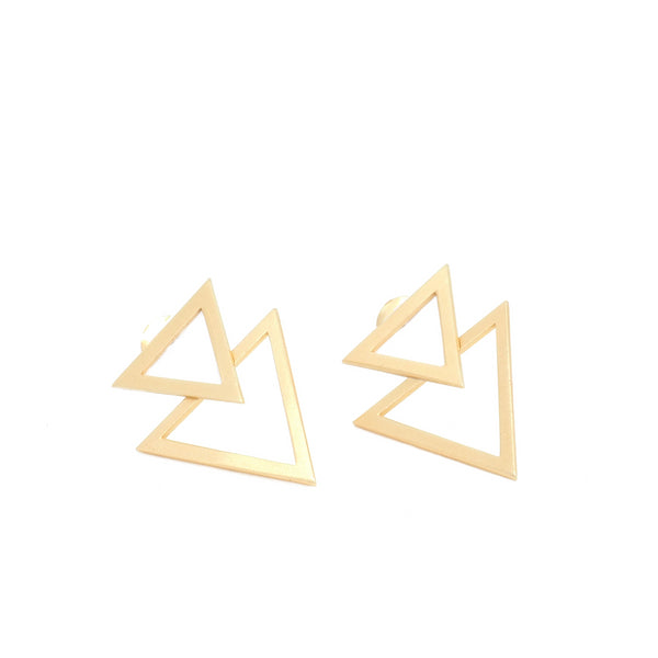 Openwork triangle earrings with three different positions from PLATÓNICA's Minimal collection. Gold plated silver. Minimalist jewelry. Contemporary jewelry. Author jewelry. Made in Granada, Andalusia, Spain. Jewelry workshop in the Albaicín. Crafts. Hand-made jewelry. Jewels made from Andalusia. Geometry. Simple and elegant style.