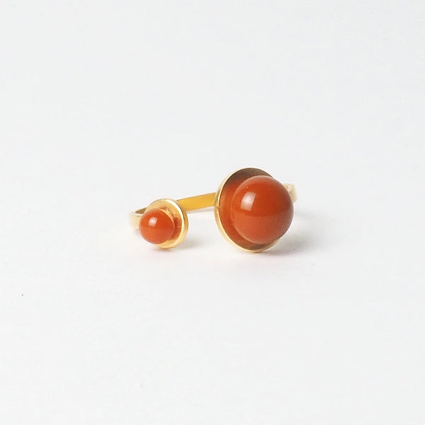 Orange Double Button Adjustable Ring from the PIB collection by PLATÓNICA. Gold plated silver and glass. Minimalist jewelry. Contemporary jewelry. Author jewelry. Made in Granada, Andalusia, Spain. Jewelry workshop in the Albaicín. Crafts. Hand-made jewelry. Jewels made from Andalusia. Geometry. Modern and sophisticated style.