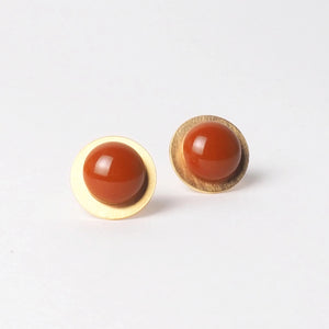 Big Orange button earrings from the PIB collection by PLATÓNICA. Gold plated silver and glass. Minimalist jewelry. Contemporary jewelry. Author jewelry. Made in Granada, Andalusia, Spain. Jewelry workshop in the Albaicín. Crafts. Hand-made jewelry. Jewels made from Andalusia. Geometry. Modern and sophisticated style.
