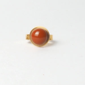 Big Orange button ring from the PIB collection by PLATÓNICA. Gold plated silver and glass. Minimalist jewelry. Contemporary jewelry. Author jewelry. Made in Granada, Andalusia, Spain. Jewelry workshop in the Albaicín. Crafts. Hand-made jewelry. Jewels made from Andalusia. Geometry. Modern and sophisticated style.