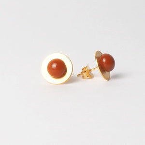 Small Orange button earrings from the PIB collection by PLATÓNICA. Gold plated silver and glass. Minimalist jewelry. Contemporary jewelry. Author jewelry. Made in Granada, Andalusia, Spain. Jewelry workshop in the Albaicín. Crafts. Hand-made jewelry. Jewels made from Andalusia. Geometry. Modern and sophisticated style.