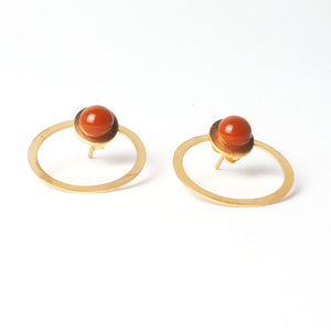 Tris tras Orange earrings from the PIB collection by PLATÓNICA. Gold plated silver and glass. Minimalist jewelry. Contemporary jewelry. Author jewelry. Made in Granada, Andalusia, Spain. Jewelry workshop in the Albaicín. Crafts. Hand-made jewelry. Jewels made from Andalusia. Geometry. Modern and sophisticated style.