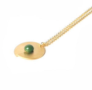Green open disc pendant from the PIB collection by PLATÓNICA. Gold plated silver and glass. Minimalist jewelry. Contemporary jewelry. Author jewelry. Made in Granada, Andalusia, Spain. Jewelry workshop in the Albaicín. Crafts. Hand-made jewelry. Jewels made from Andalusia. Geometry. Modern and sophisticated style.