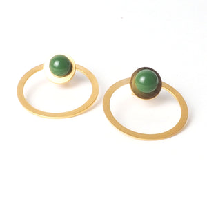 Tris tras verde Verde earrings from the PIB collection by PLATÓNICA. Gold plated silver and glass. Minimalist jewelry. Contemporary jewelry. Author jewelry. Made in Granada, Andalusia, Spain. Jewelry workshop in the Albaicín. Crafts. Hand-made jewelry. Jewels made from Andalusia. Geometry. Modern and sophisticated style.