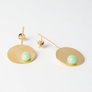 Mint long disc earrings from the PIB collection by PLATÓNICA. Gold plated silver and glass. Minimalist jewelry. Contemporary jewelry. Author jewelry. Made in Granada, Andalusia, Spain. Jewelry workshop in the Albaicín. Crafts. Hand-made jewelry. Jewels made from Andalusia. Geometry. Modern and sophisticated style.