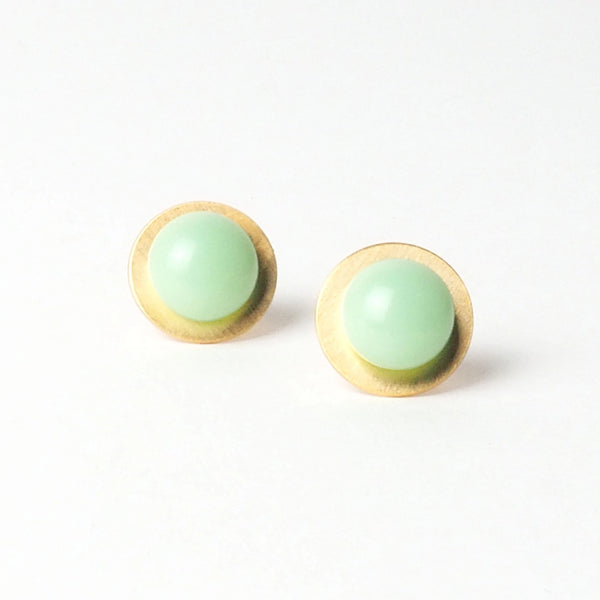 Mint large button earrings from the PIB collection by PLATÓNICA. Gold plated silver and glass. Minimalist jewelry. Contemporary jewelry. Author jewelry. Made in Granada, Andalusia, Spain. Jewelry workshop in the Albaicín. Crafts. Hand-made jewelry. Jewels made from Andalusia. Geometry. Modern and sophisticated style.