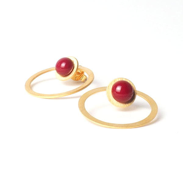 Red tris tras earrings from the PIB collection by PLATÓNICA. Gold plated silver and glass. Minimalist jewelry. Contemporary jewelry. Author jewelry. Made in Granada, Andalusia, Spain. Jewelry workshop in the Albaicín. Crafts. Hand-made jewelry. Jewels made of Andalusia. Geometry. Modern and sophisticated style.