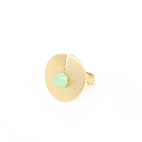 OPEN DISC RING Mint from the PIB collection by PLATÓNICA. Gold plated silver and glass. Minimalist jewelry. Contemporary jewelry. Author jewelry. Made in Granada, Andalusia, Spain. Jewelry workshop in the Albaicín. Crafts. Hand-made jewelry. Jewels made of Andalusia. Geometry. Modern and sophisticated style.