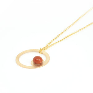 PENDANT ARO Naranja from the PIB collection by PLATÓNICA. Gold plated silver and glass. Minimalist jewelry. Contemporary jewelry. Author jewelry. Made in Granada, Andalusia, Spain. Jewelry workshop in the Albaicín. Crafts. Hand-made jewelry. Jewels made from Andalusia. Geometry. Modern and sophisticated style.
