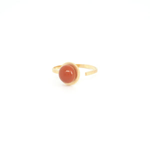 SMALL Orange BUTTON RING from the PIB collection by PLATÓNICA. Gold plated silver and glass. Minimalist jewelry. Contemporary jewelry. Author jewelry. Made in Granada, Andalusia, Spain. Jewelry workshop in the Albaicín. Crafts. Hand-made jewelry. Jewels made from Andalusia. Geometry. Modern and sophisticated style.