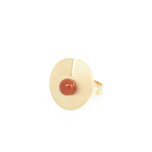 OPEN DISC RING Orange from the PIB collection by PLATÓNICA. Gold plated silver and glass. Minimalist jewelry. Contemporary jewelry. Author jewelry. Made in Granada, Andalusia, Spain. Jewelry workshop in the Albaicín. Crafts. Hand-made jewelry. Jewels made of Andalusia. Geometry. Modern and sophisticated style.