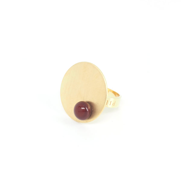 DISCO RING Red from the PIB collection by PLATÓNICA. Gold plated silver and glass. Minimalist jewelry. Contemporary jewelry. Author jewelry. Made in Granada, Andalusia, Spain. Jewelry workshop in the Albaicín. Crafts. Hand-made jewelry. Jewels made from Andalusia. Geometry. Modern and sophisticated style.