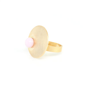 RING DISCO Rosa from the PIB collection by PLATÓNICA. Gold plated silver and glass. Minimalist jewelry. Contemporary jewelry. Author jewelry. Made in Granada, Andalusia, Spain. Jewelry workshop in the Albaicín. Crafts. Hand-made jewelry. Jewels made from Andalusia. Geometry. Modern and sophisticated style.