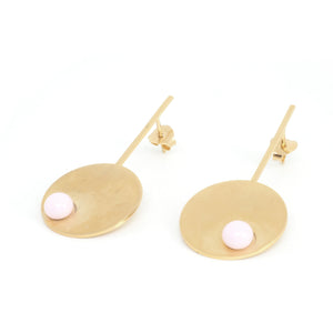 Long pink disc earrings from the PIB collection by PLATÓNICA. Gold plated silver and glass. Minimalist jewelry. Contemporary jewelry. Author jewelry. Made in Granada, Andalusia, Spain. Jewelry workshop in the Albaicín. Crafts. Hand-made jewelry. Jewels made from Andalusia. Geometry. Modern and sophisticated style.