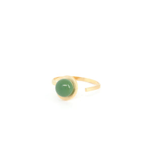 SMALL Green BUTTON RING from the PIB collection by PLATÓNICA. Gold plated silver and glass. Minimalist jewelry. Contemporary jewelry. Author jewelry. Made in Granada, Andalusia, Spain. Jewelry workshop in the Albaicín. Crafts. Hand-made jewelry. Jewels made from Andalusia. Geometry. Modern and sophisticated style.