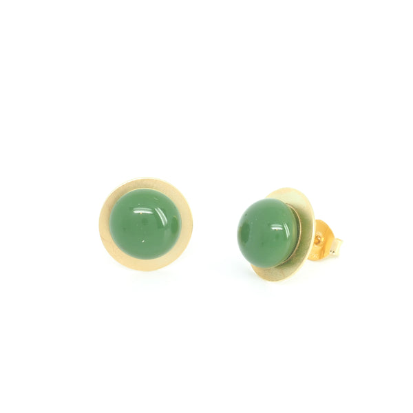GREEN BIG BUTTON EARRINGS from the PIB collection by PLATÓNICA. Gold plated silver and glass. Minimalist jewelry. Contemporary jewelry. Author jewelry. Made in Granada, Andalusia, Spain. Jewelry workshop in the Albaicín. Crafts. Hand-made jewelry. Jewels made from Andalusia. Geometry. Modern and sophisticated style.